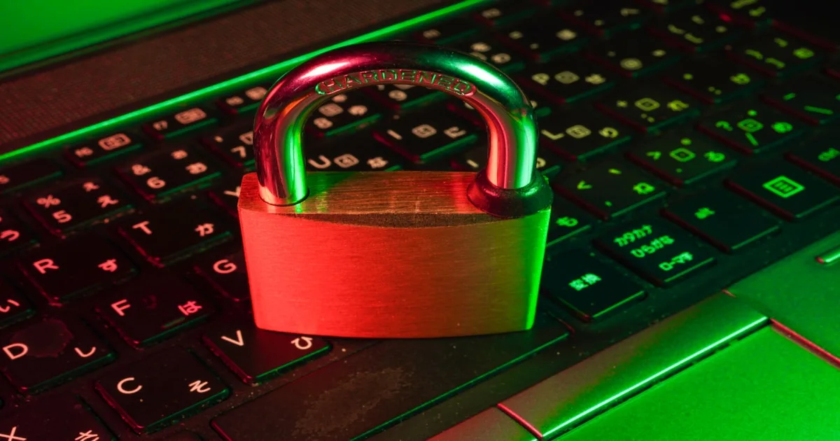 Prompt-Injection-Verteidigung 2026 fuer Schweizer Unternehmen — OWASP LLM Top 10, Defense-in-Depth, Lakera, Llama Guard orchestriert von ARES
